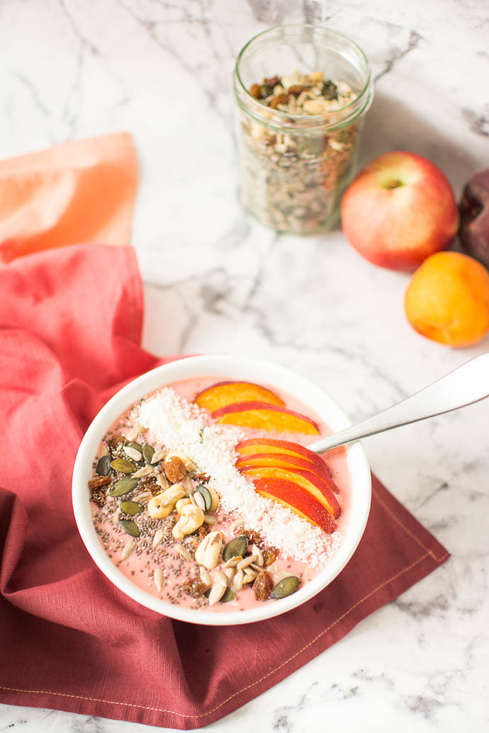 Idée de petit déjeuner sain et vegan - smoothie bowl glacé aux fruits d'été