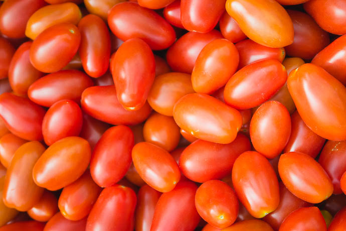 photo de tomates cerises allongées des Paysans de Rougeline - sans pesticides