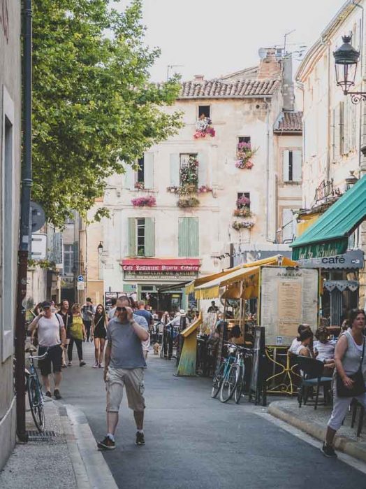 Petite placette typique de Arles - Sud de la France