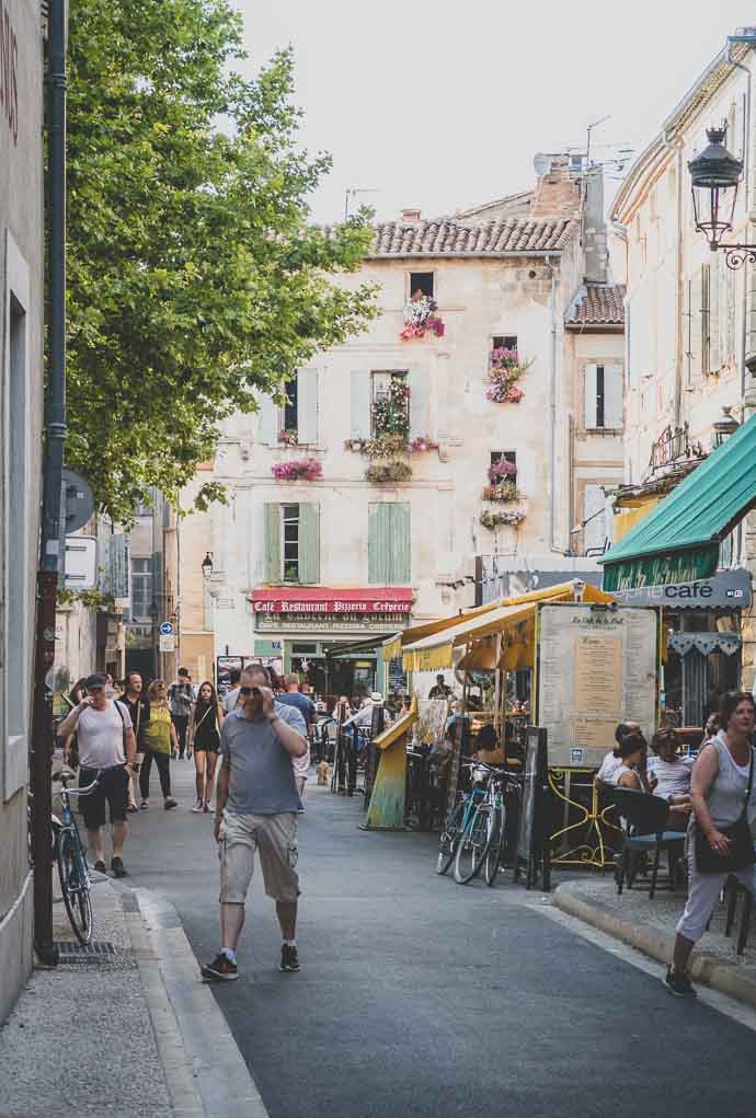 Petite placette typique de Arles - Sud de la France