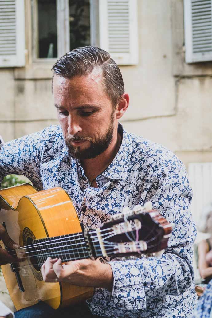 Joueur de musique de Jazz Manouche - L'Ouvre Boite à Arles