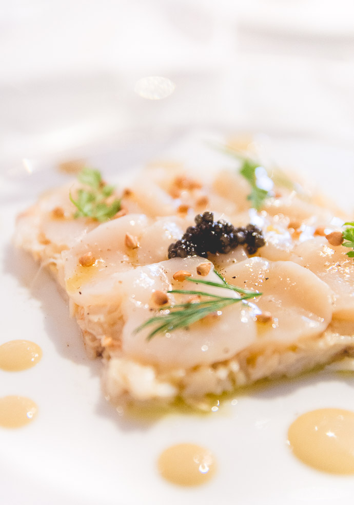 Une entrée raffinée qui mêle les Saint-Jaques, l'araignée de mer et du caviar