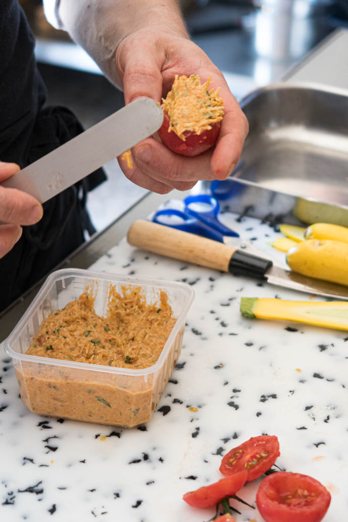 Recette de tomates farcies au tourteau et ses rouleaux de courgettes au Brousse de Rove - recette par le Chef Stéphane Paroche