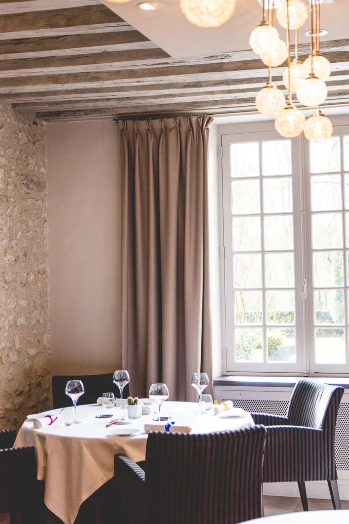 Table dans un angle intimiste du restaurant, idéale pour célébrer un anniversaire en famille, baigné par la lumière naturelle