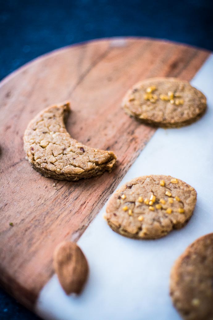 Focus sur des biscuits vegan - végétalien - aux amandes et épices