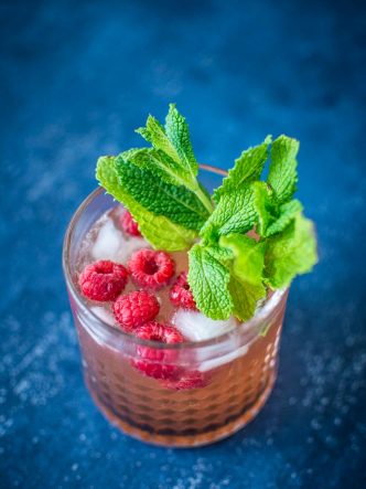 Verre à cocktail à la framboise, liqueur de framboise et vodka