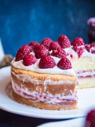 Un beau gâteau à étages pour votre table de fête : découvrez ma recette de Naked Cake à la génoise et aux framboises