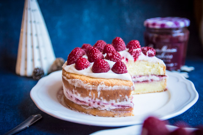 Un beau gâteau à étages pour votre table de fête : découvrez ma recette de Naked Cake à la génoise et aux framboises