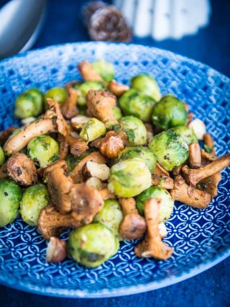 poêlée de légumes : choux de Bruxelles, girolles, noisettes aux herbes