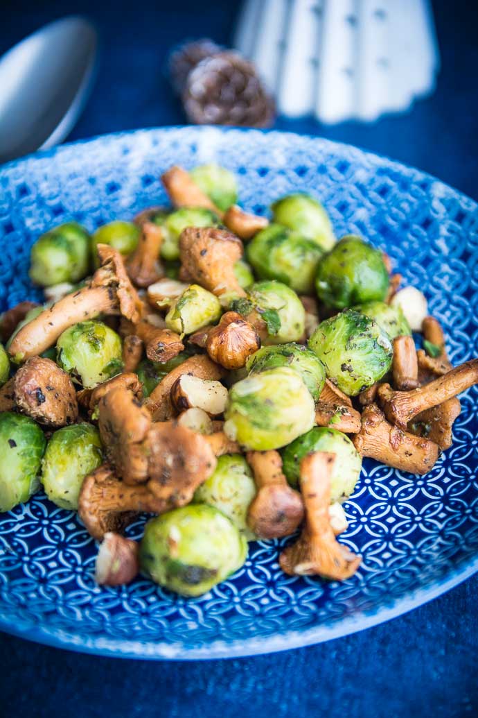 poêlée de légumes : choux de Bruxelles, girolles, noisettes aux herbes