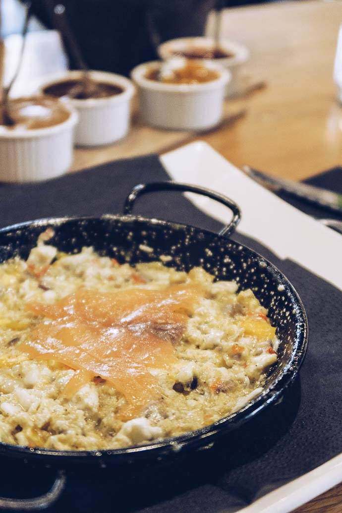 Des oeufs brouillés avec des petits légumes : un délice à l'atelier Carnem