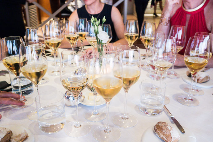 Dégustation en verticale de divers appellations du Muscadet pour un dîner gastronomique à l'hotel Anne de Bretagne à la Plaine sur Mer