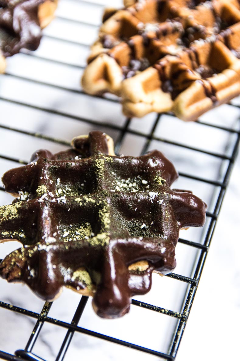 Gaufre liégeoise maison, nappée au chocolat noir et parsemé de matcha