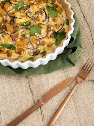 A déguster chaude ou froide, cette tarte de Reblochon, épeautre, butternut, pavot, épinards et pignons de pin vous apportera les nutriments essentiels d'un plat complet