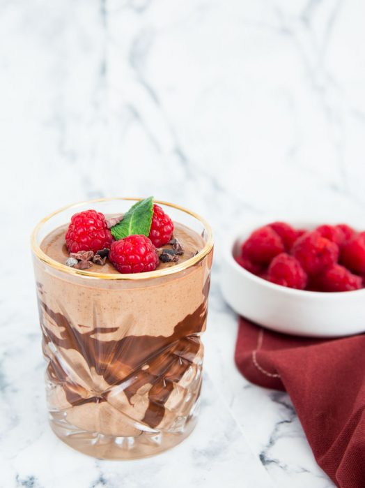 Smoothie glacé au café et à la framboise pour un petit déjeuner healhty