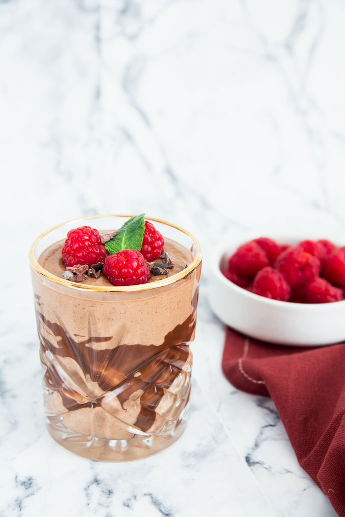 Smoothie glacé au café et à la framboise pour un petit déjeuner healhty