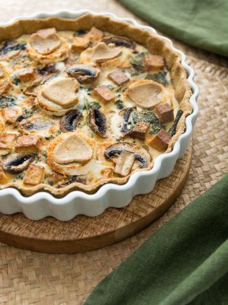 Tarte épinards, chèvre, tofu fumé et champignons de Paris pour un déjeuner sain et équilibré