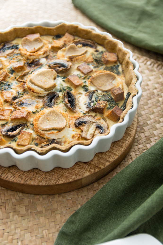 Tarte épinards, chèvre, tofu fumé et champignons de Paris pour un déjeuner sain et équilibré