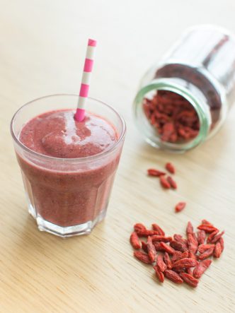 Smoothie rose à la fraise, kiwi et baie de goji