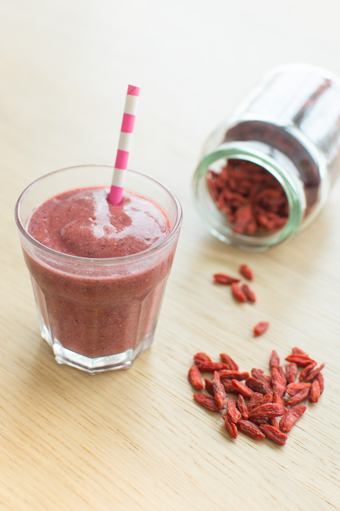 Smoothie rose à la fraise, kiwi et baie de goji