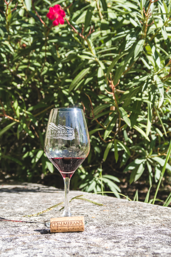 Verre de vin rouge au milieu du Domaine Dalmeran, Baux-de-Provence