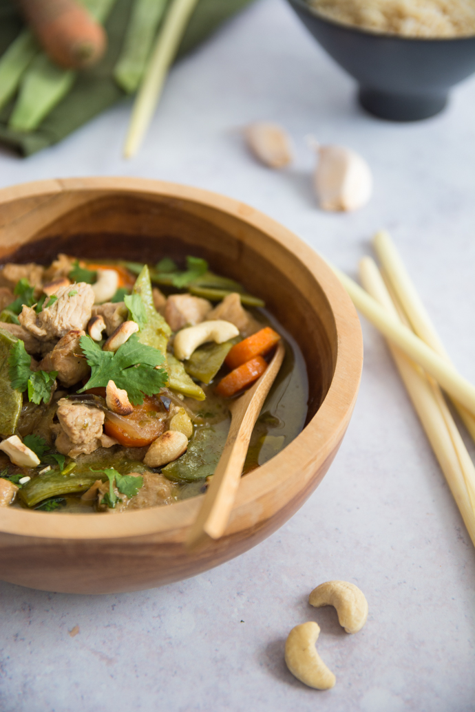 Poulet au curry vert à déguster avec du riz et des noix de cajou grillées