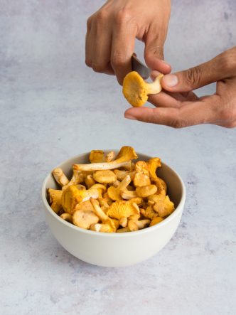 Nettoyer les pieds de girolles avant de la cuisiner