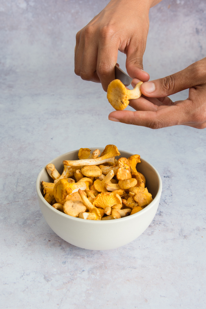 Nettoyer les pieds de girolles avant de la cuisiner