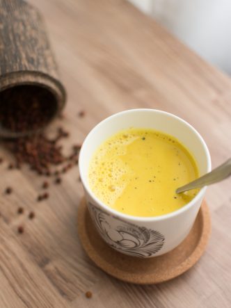 Recette du Golden Latte, une boisson énergisante au curcuma et huile de coco