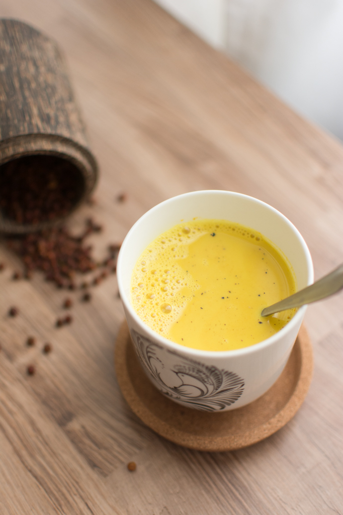 Recette du Golden Latte, une boisson énergisante au curcuma et huile de coco