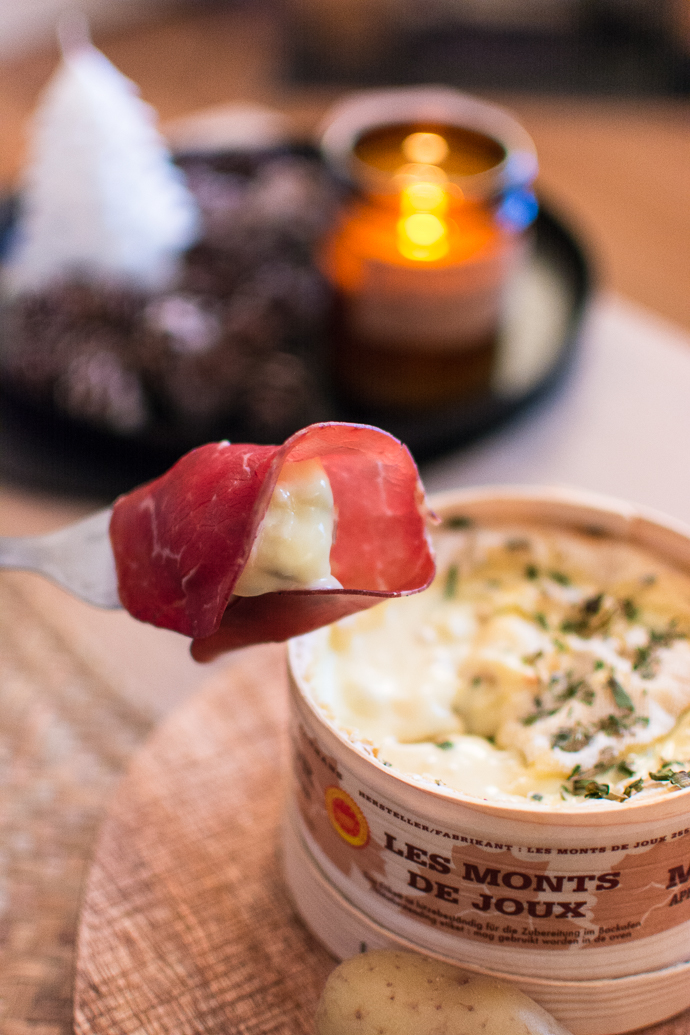 Trempez la pomme de terre dans le Mont d'Or et enroulé la charcuterie autour. 