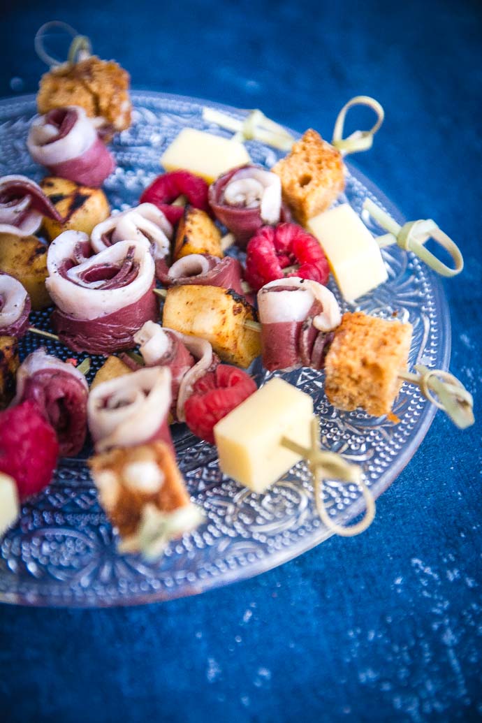 Recette apéritives de Noël : brochettes de magret de canard, framboises et pain d'épices