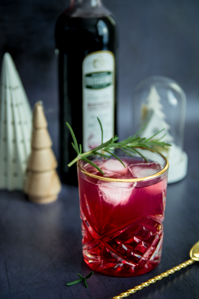 Recette express de cocktail au Ratafia de Cerise, tonic et Génépi par Teisseire - 