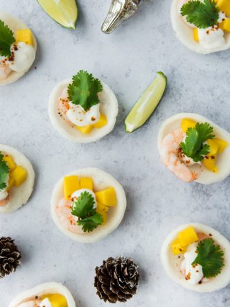 Recette apéritive pour Noël - canapés de crevettes, mangue citronnée et yaourt