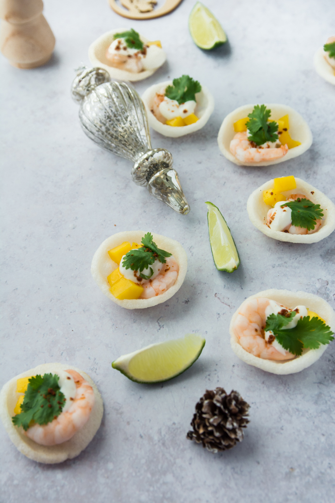 Recette apéritive pour Noël - crevettes sur canapé et dés de mangue citronnée