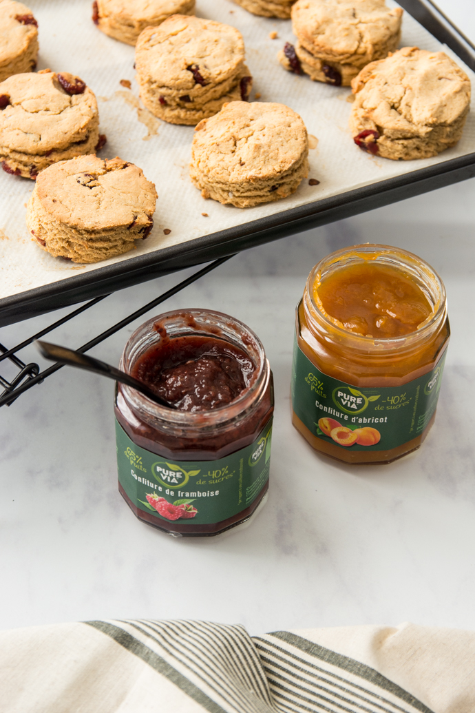 Scones à la cranberry, accompagnés de confitures à la stevia sans sucres blanc