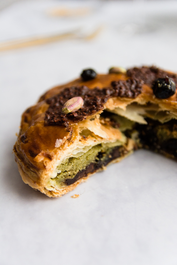 Galette des Rois à la pistache, griottes, cacao avec Nicolas Bernardé - découpe intérieure