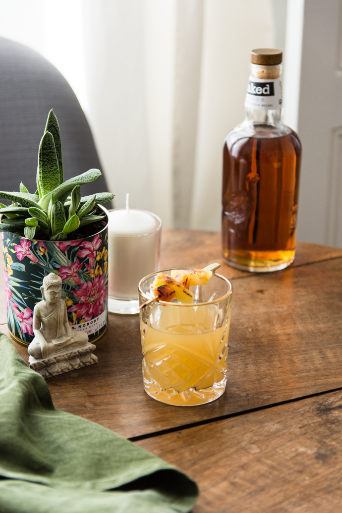 Cocktail de whisky, ananas et liqueur Saint-Germain - Whisky Naked Grouse