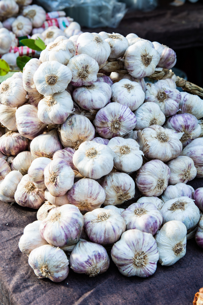 Tas d'ail sur le Marché de fruits et légumes d'Arles