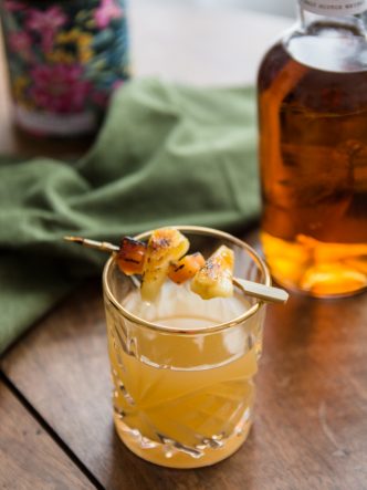 Cocktail de whisky, ananas et liqueur Saint-Germain