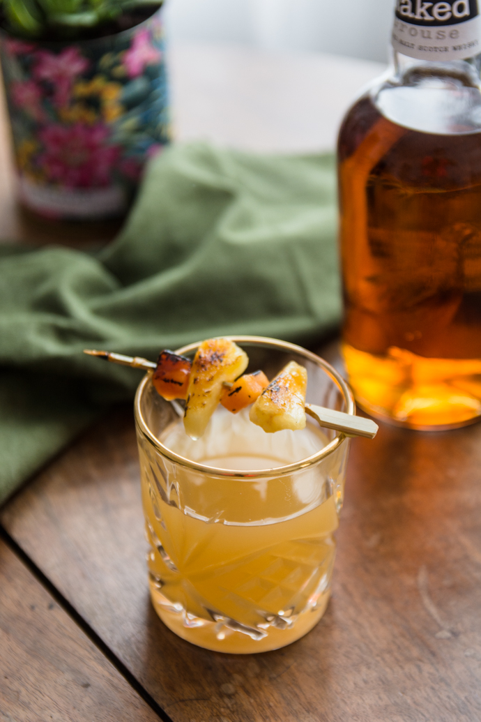 Cocktail de whisky, ananas et liqueur Saint-Germain