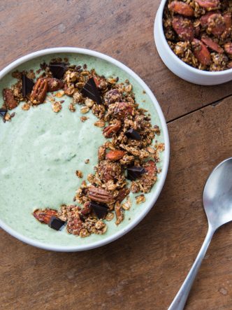 Granola miel et noix accompagné de son smoothie bowl fruité