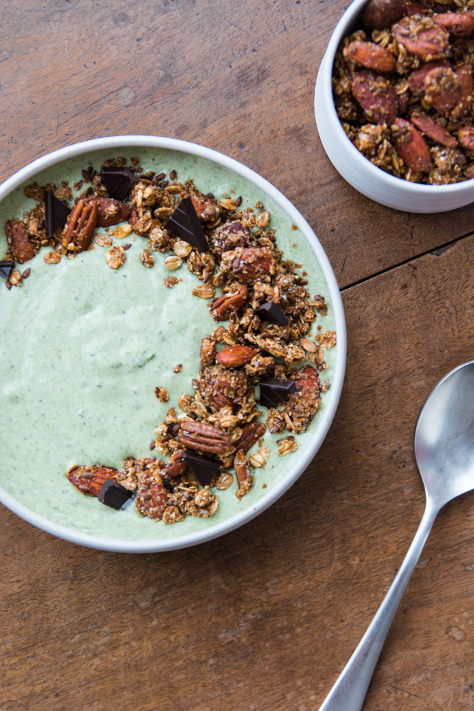 Granola miel et noix accompagné de son smoothie bowl fruité