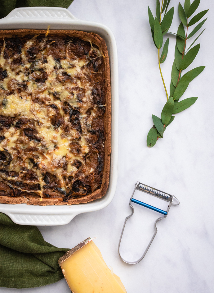 Recette facile de tarte à l'oignon et au Comté. Ajoutez des herbes de Provence dans votre pâte à tarte pour l'aromatiser.