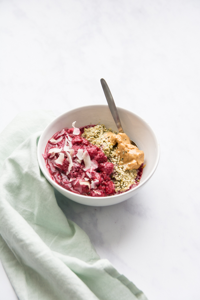 Utilisez le matcha en cuisine dans ce délicieux porridge. Il changera de vos petits-déjeuners habituels.