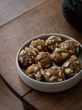 Muffins au caramel de coco et noix de macadamia