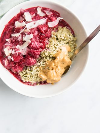 Recette de petit-déjeuner - porridge express au matcha, framboise et beurre de cacahuètes