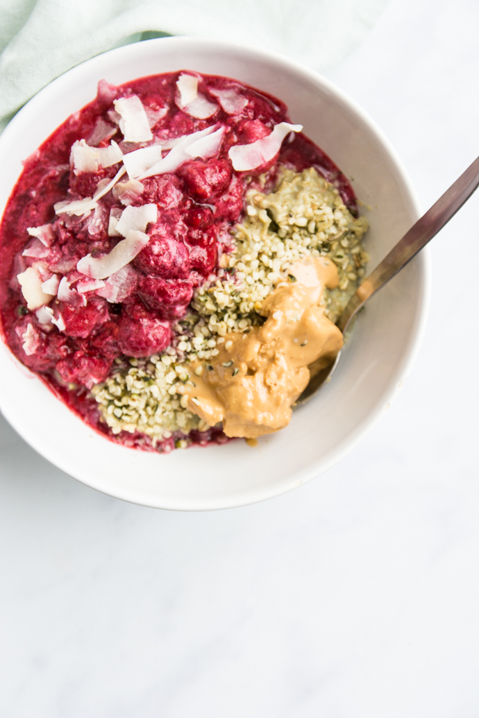 Recette de petit-déjeuner - porridge express au matcha, framboise et beurre de cacahuètes