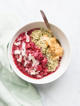 Porridge matcha, purée de framboises et beurre de cacahuètes