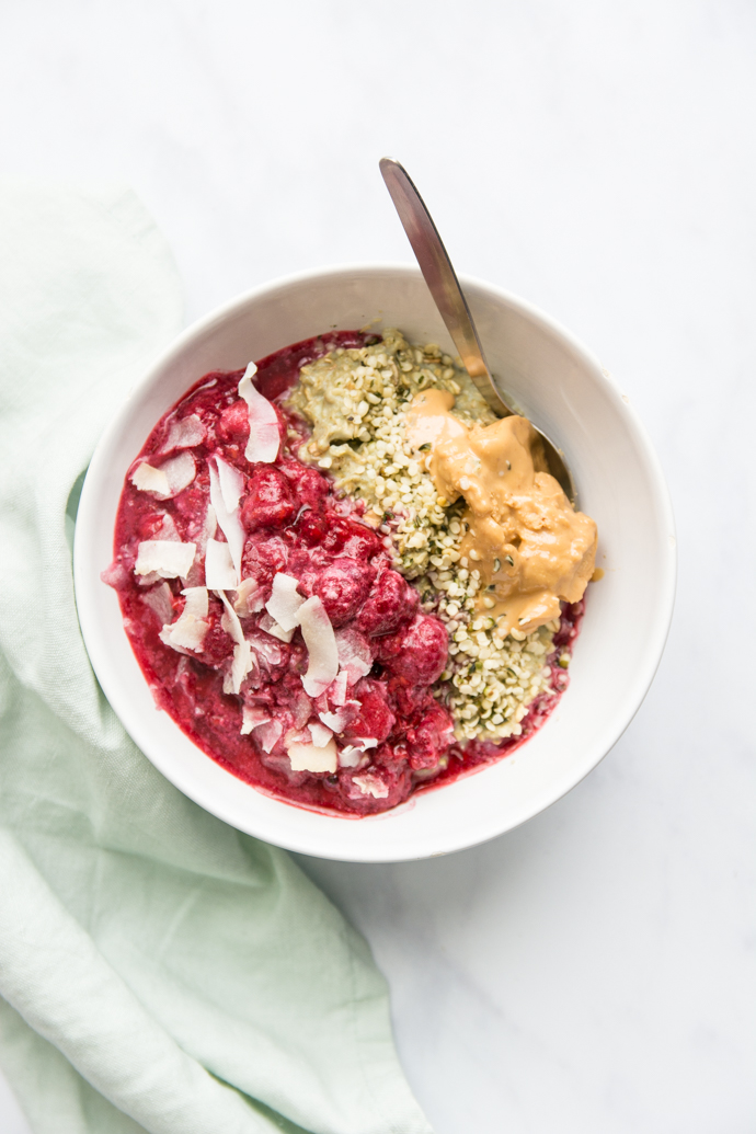 Porridge matcha, purée de framboises et beurre de cacahuètes